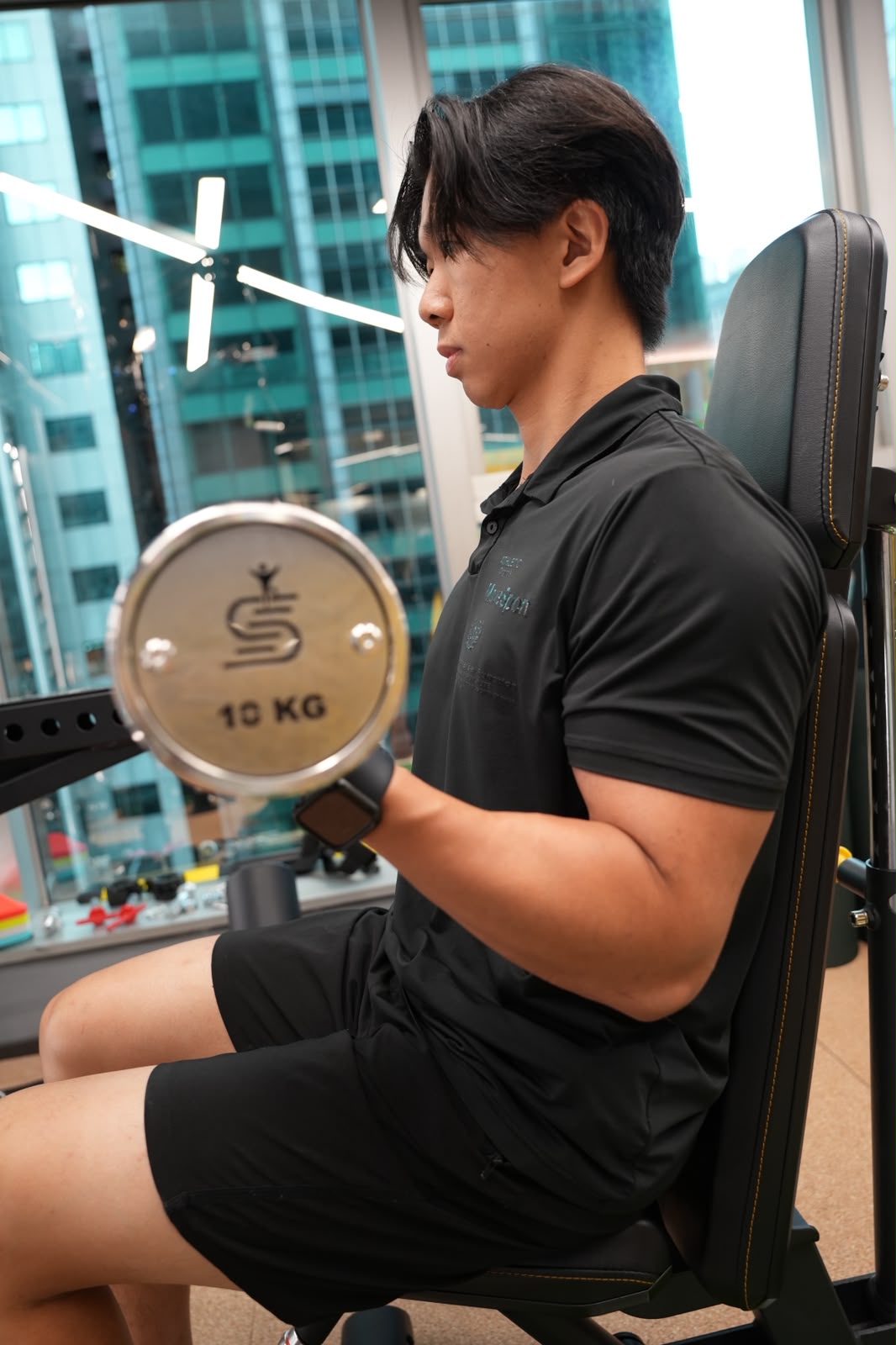 客人在運動空間進行啞鈴肌力訓練