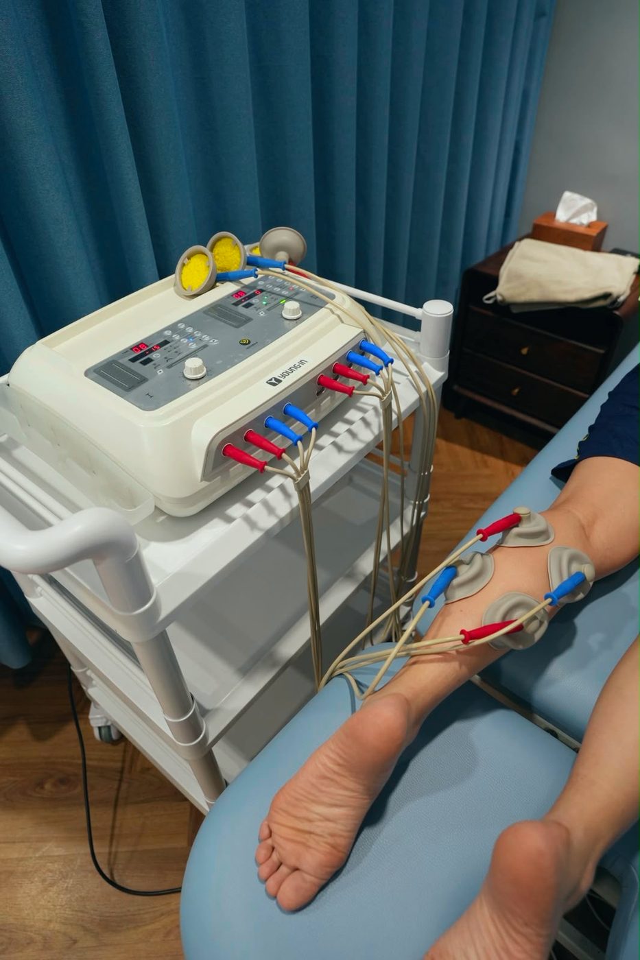 以干擾波電療儀治療小腿